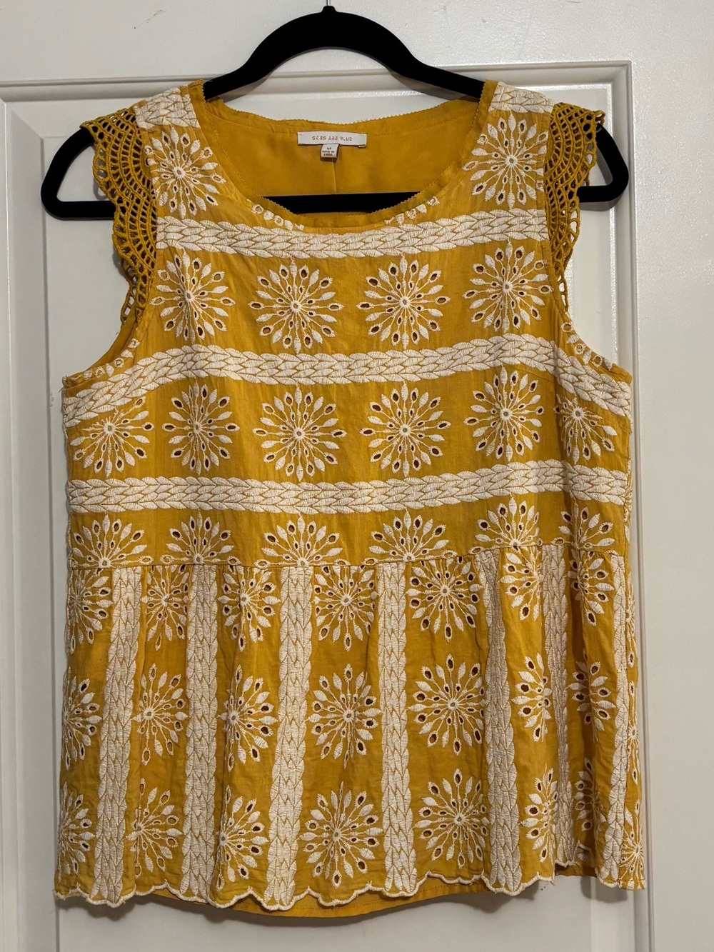 Skies Are Blue Embroidered Sleeveless top Size Medium (women)